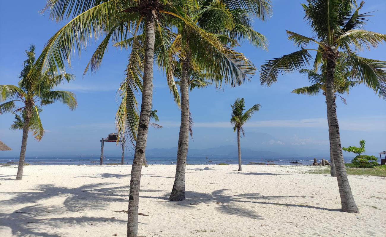 Photo de Mahagiri Beach avec sable blanc de surface