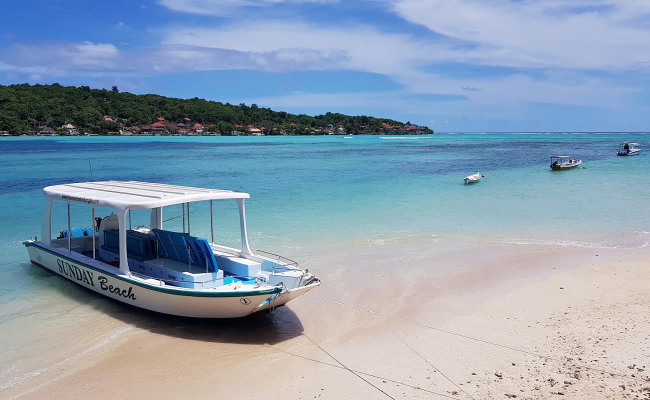 Photo de Sunday Beach Lembongan avec sable blanc de surface