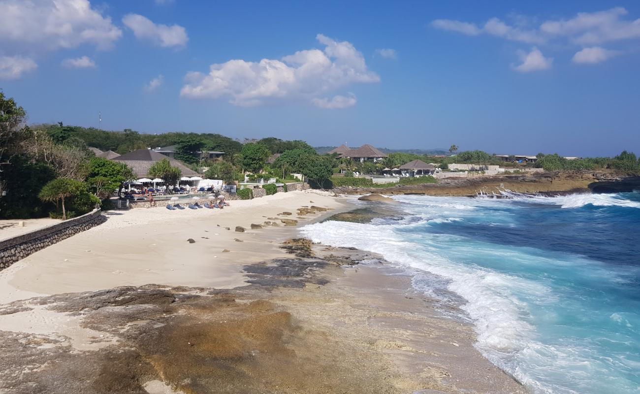 Photo de Sandy Bay Beach avec sable beige de surface