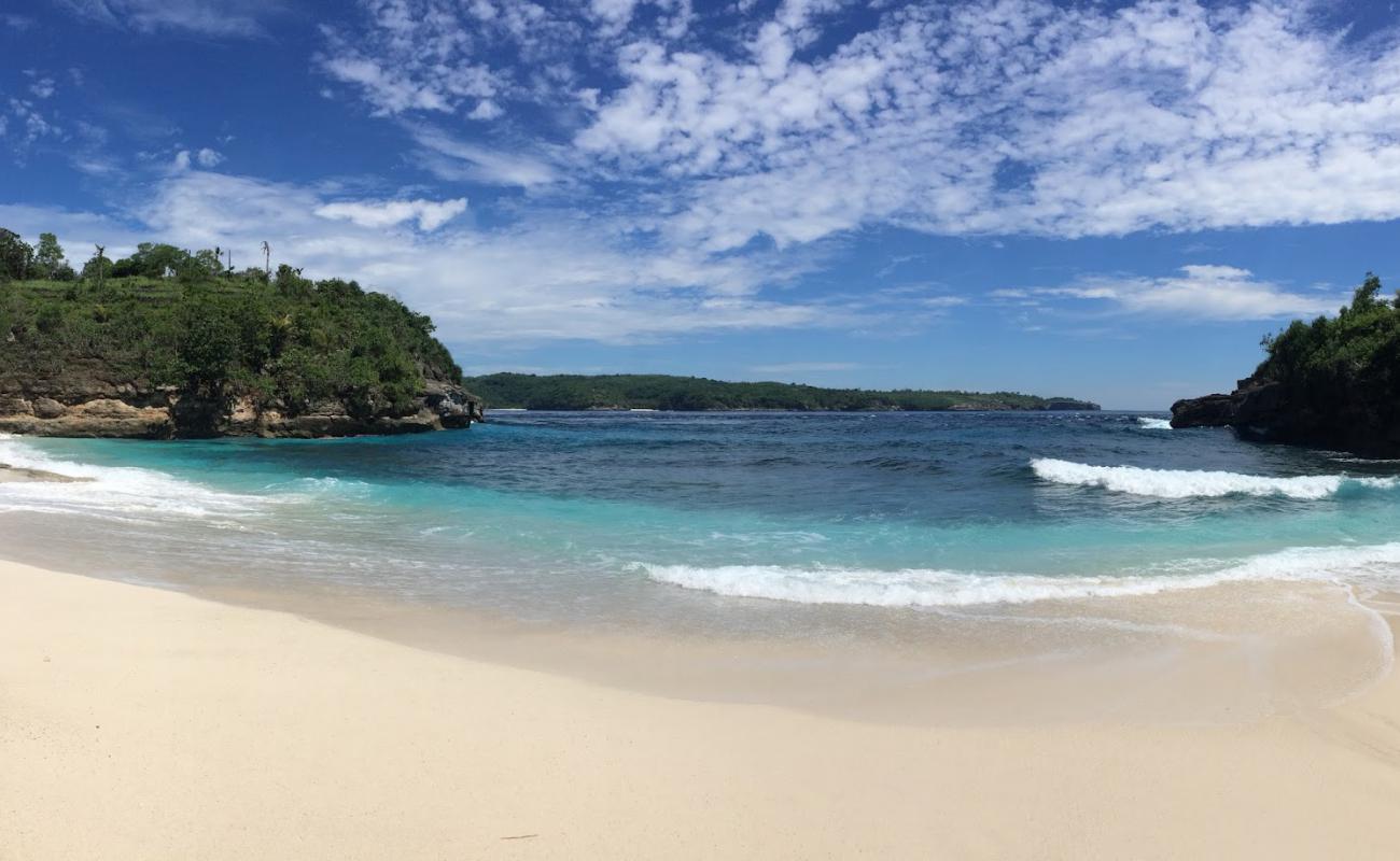 Photo de Secret Beach avec sable beige & pierres de surface