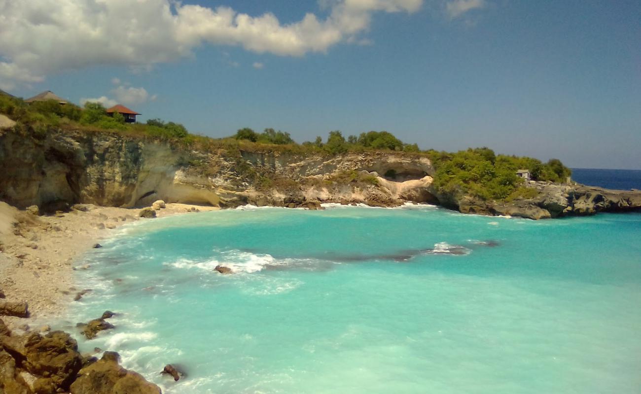 Photo de Blue Lagoon Nusa Ceningan avec sable beige & pierres de surface