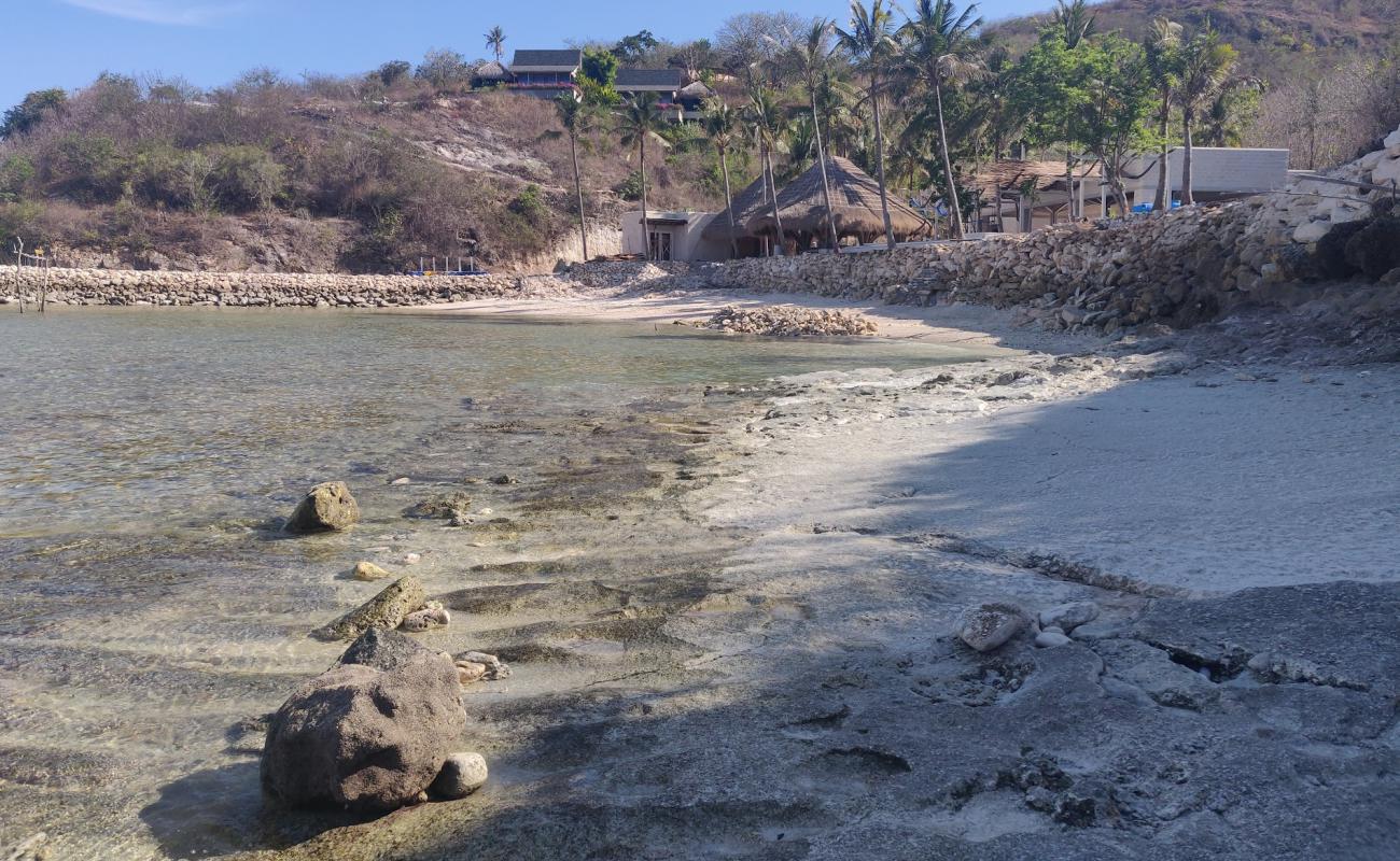 Photo de Penida secret beach avec sable brillant et rochers de surface