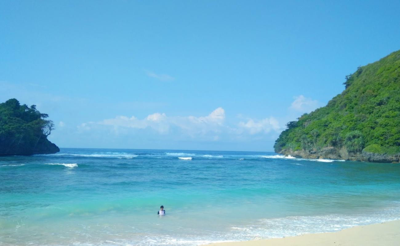 Photo de Yosua Beach avec sable lumineux de surface