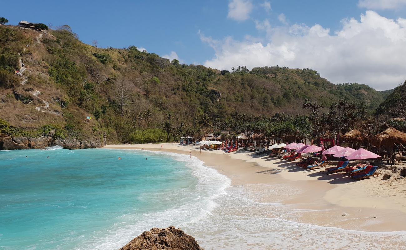 Photo de Plage d'Atuh avec sable blanc avec caillou de surface