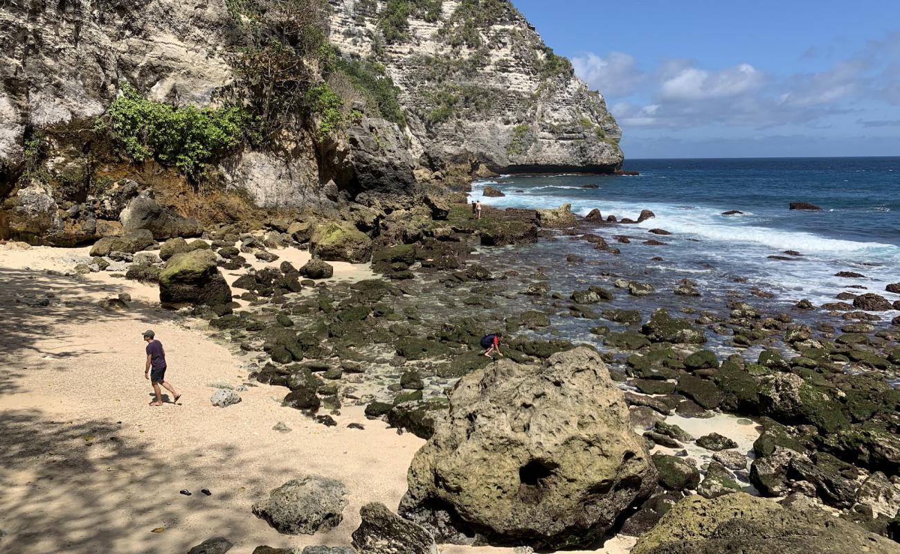 Photo de Tembeling Beach avec sable beige & pierres de surface