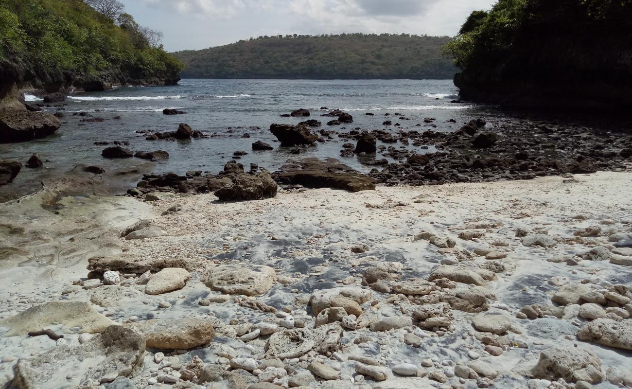 Photo de Pantai banana avec sable brillant et rochers de surface