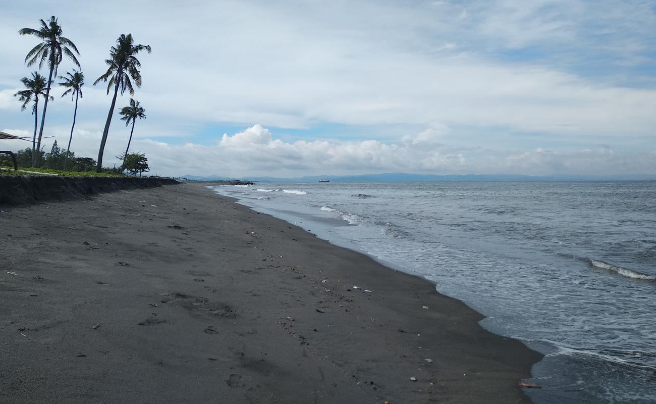 Photo de Penghulu Agung Beach avec sable brun de surface