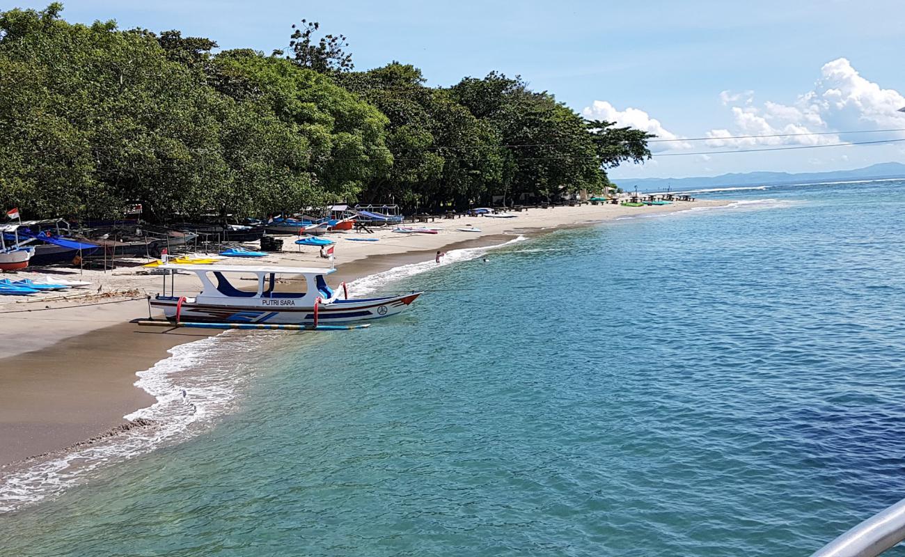 Photo de Senggigi Beach avec sable lumineux de surface