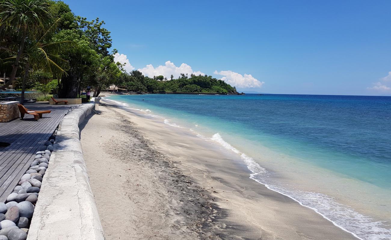 Photo de Senggigi Beach avec sable lumineux de surface