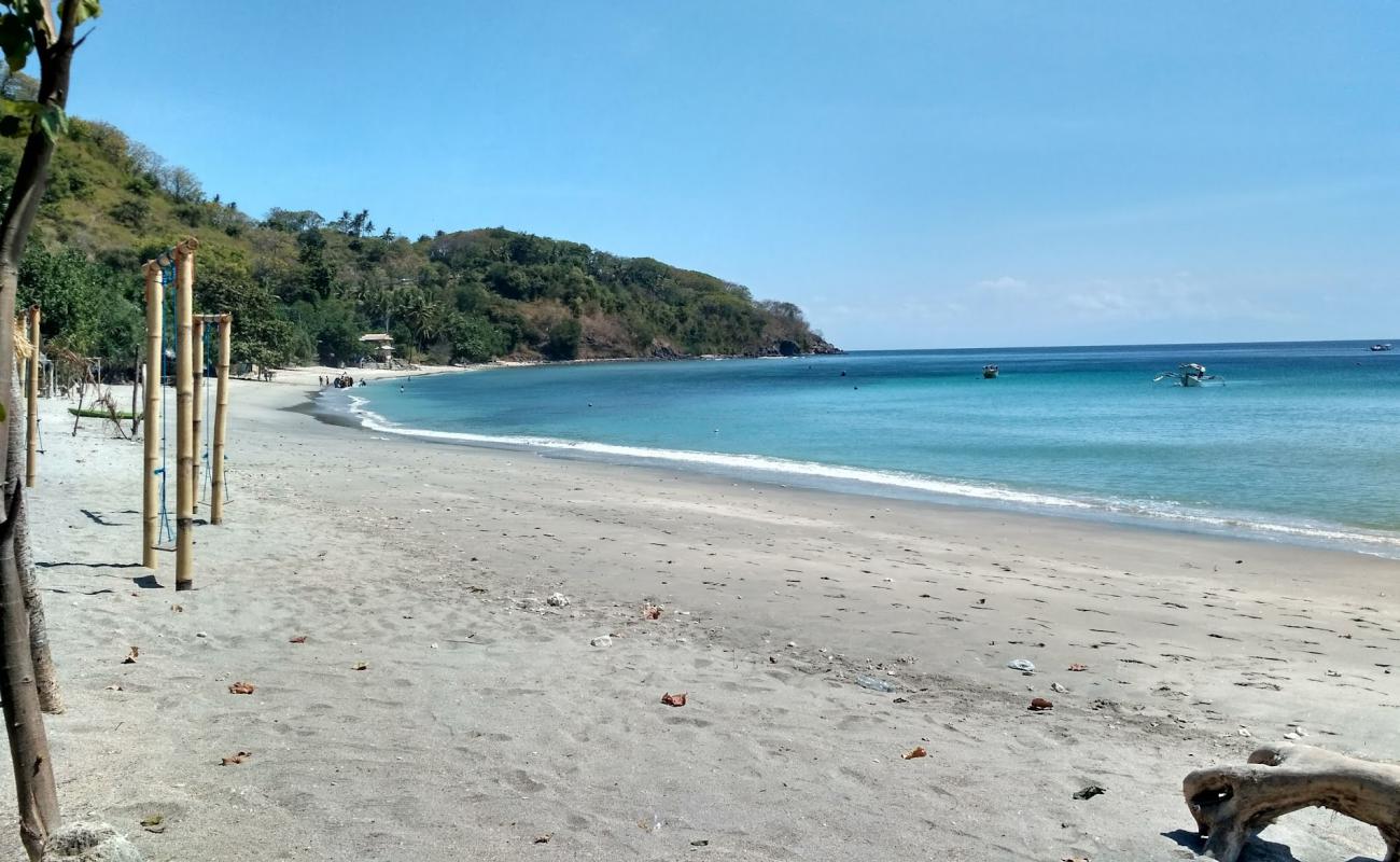 Photo de Lendang Luar Beach avec sable beige de surface