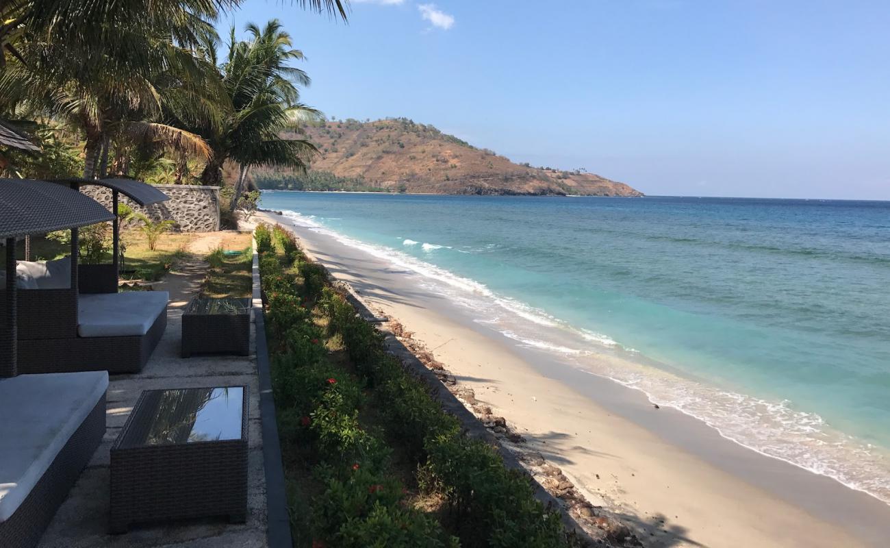 Photo de Teluk borok beach avec sable lumineux de surface