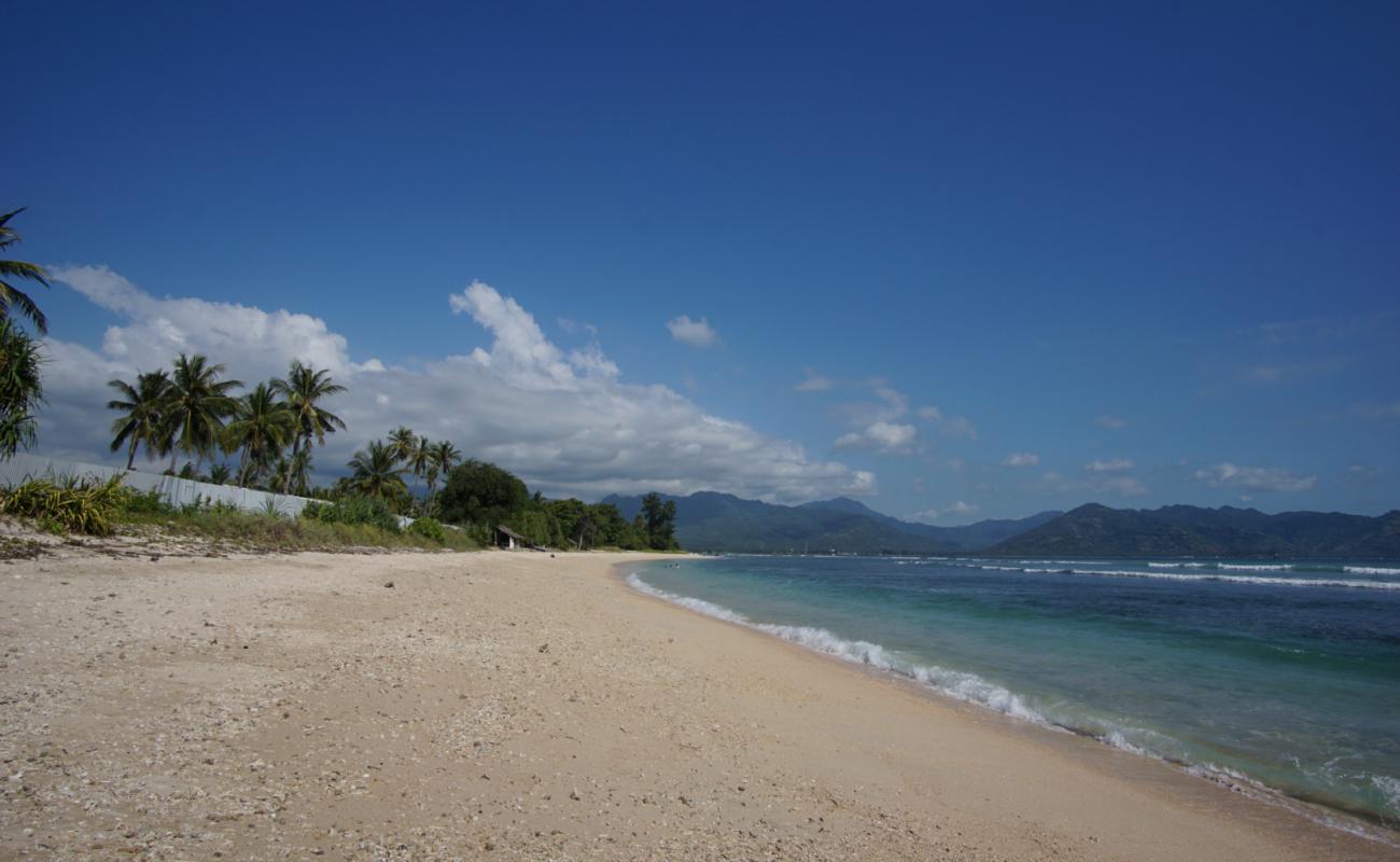 Photo de Sira Beach avec sable clair avec caillou de surface