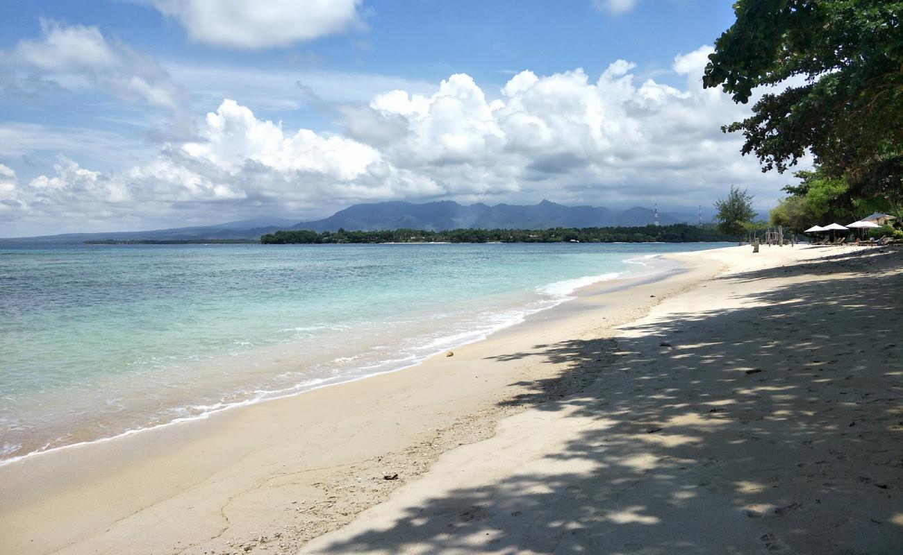 Photo de Pantai Sire avec sable lumineux de surface