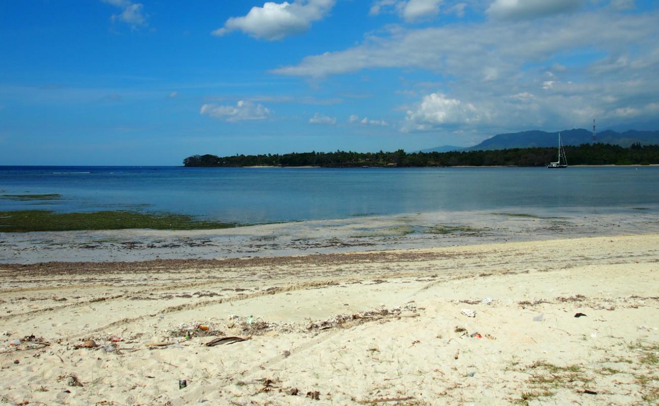 Photo de Medana Dewi Bahari Beach avec sable beige de surface