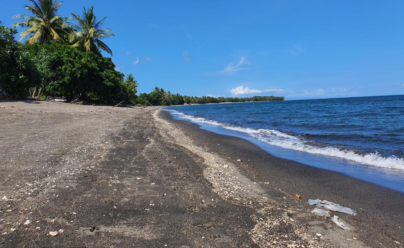 Photo de Tasola Beach avec sable brun de surface