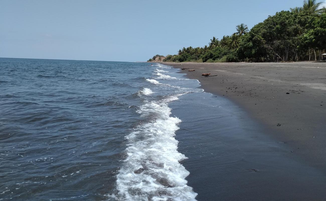 Photo de Beraringan beach avec sable brun de surface