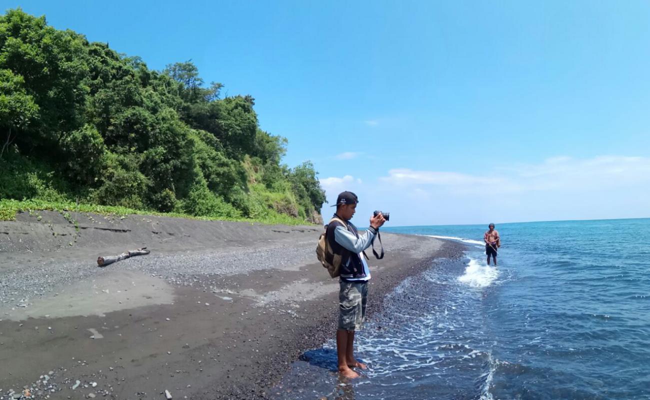 Photo de KesambiQ Beach avec sable brun de surface