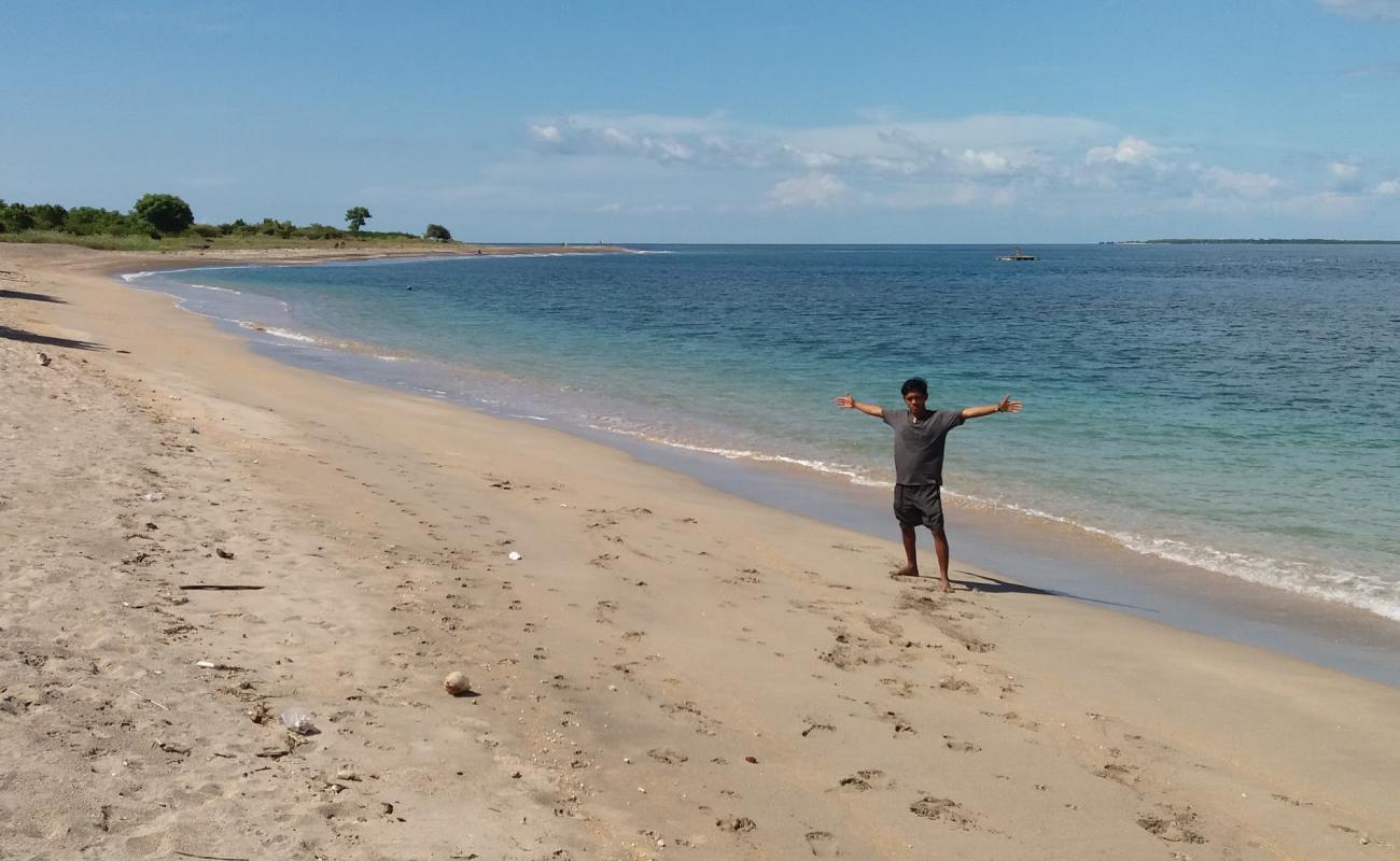 Photo de Kondo beach avec sable beige de surface
