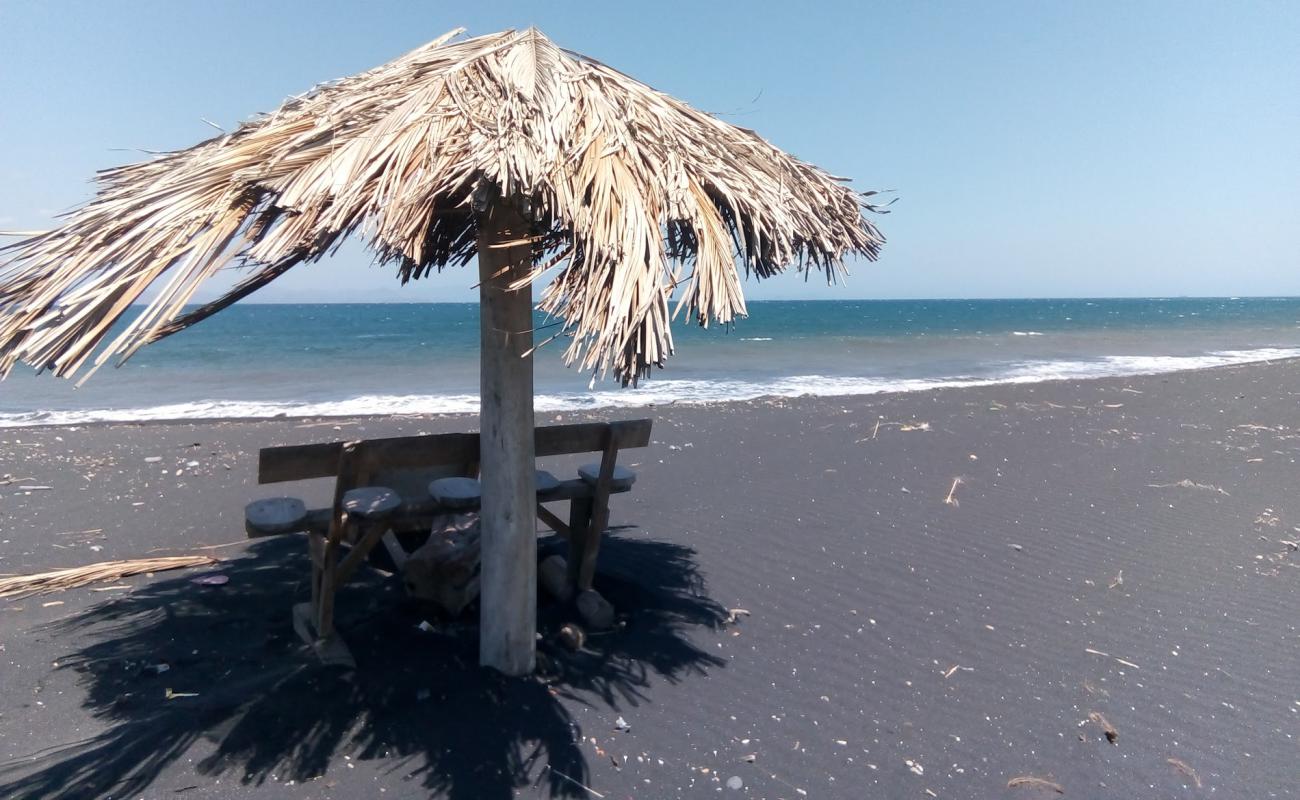 Photo de Kerakat Sukamulia Beach avec sable noir de surface