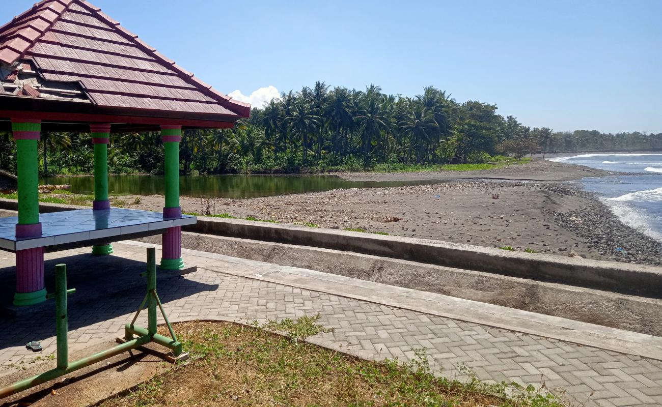 Photo de Dharmawangi Beach avec sable noir avec caillou de surface