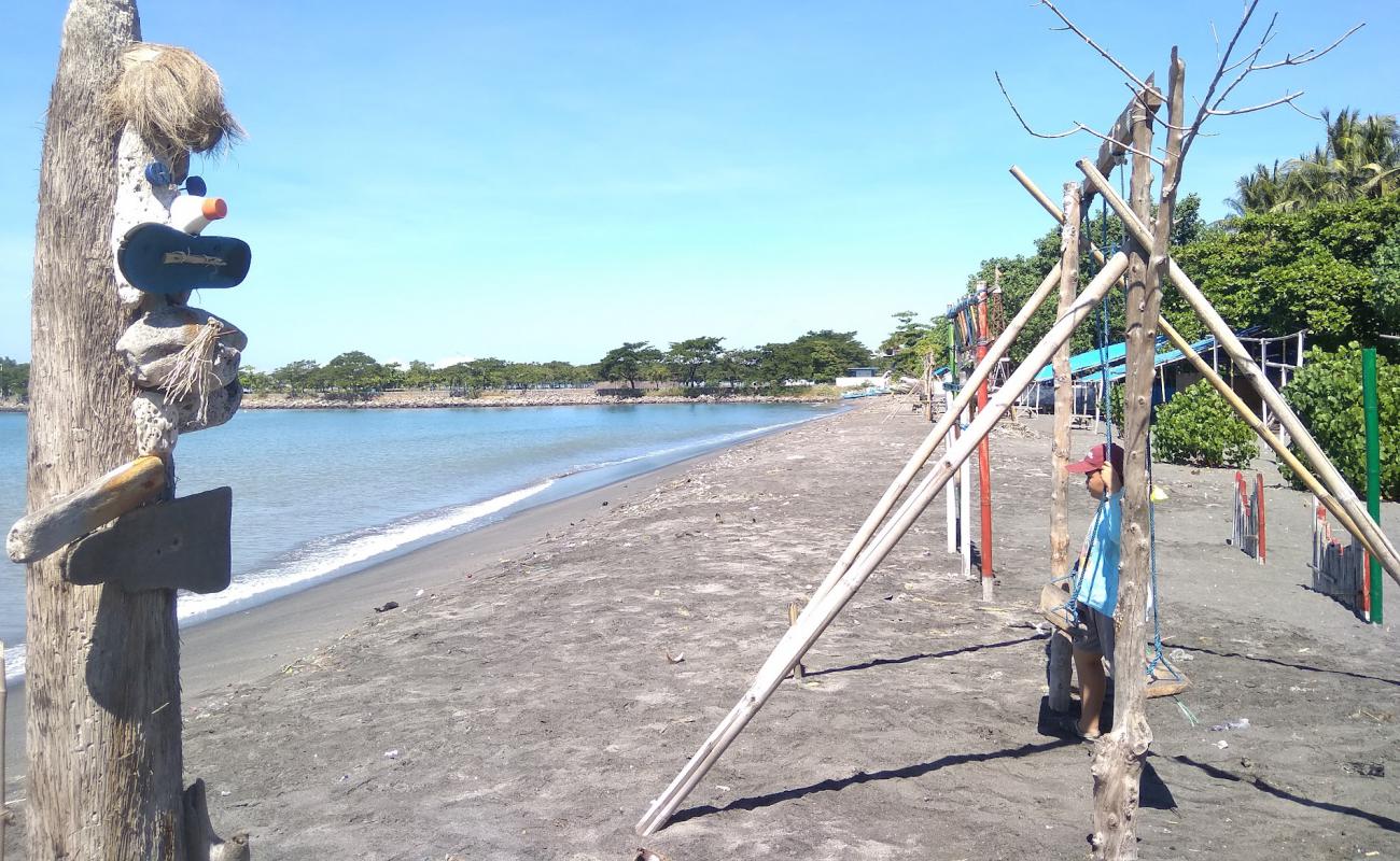 Photo de Labuhan Haji beach avec sable lumineux de surface