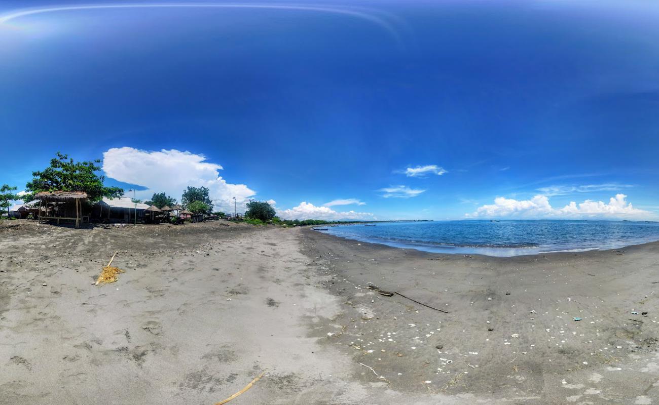 Photo de Muara Lungkak Beach avec sable brun de surface