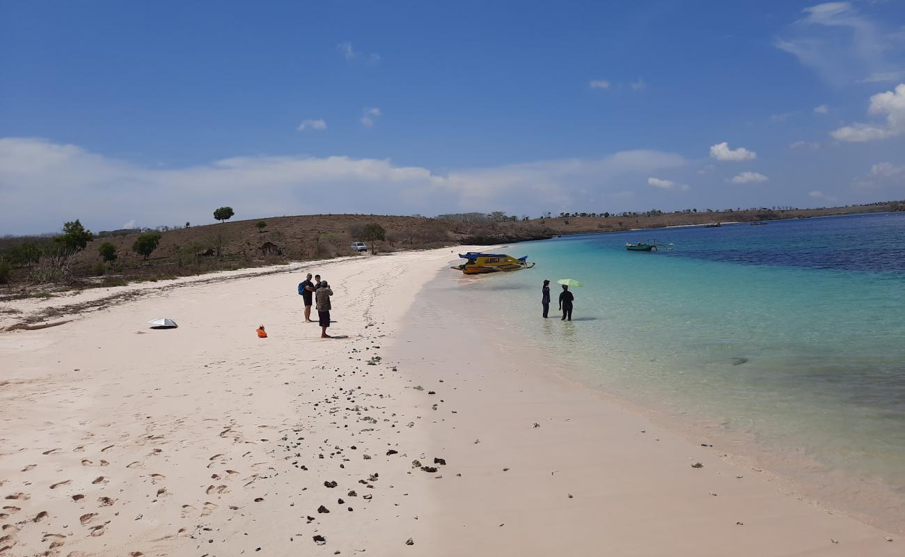 Photo de Telone beach avec sable rose de surface