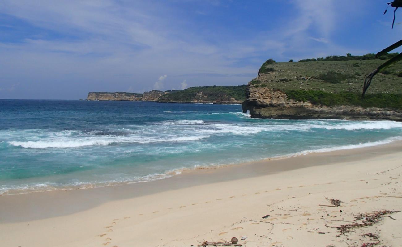 Photo de Mankgu Guru Beach avec sable lumineux de surface