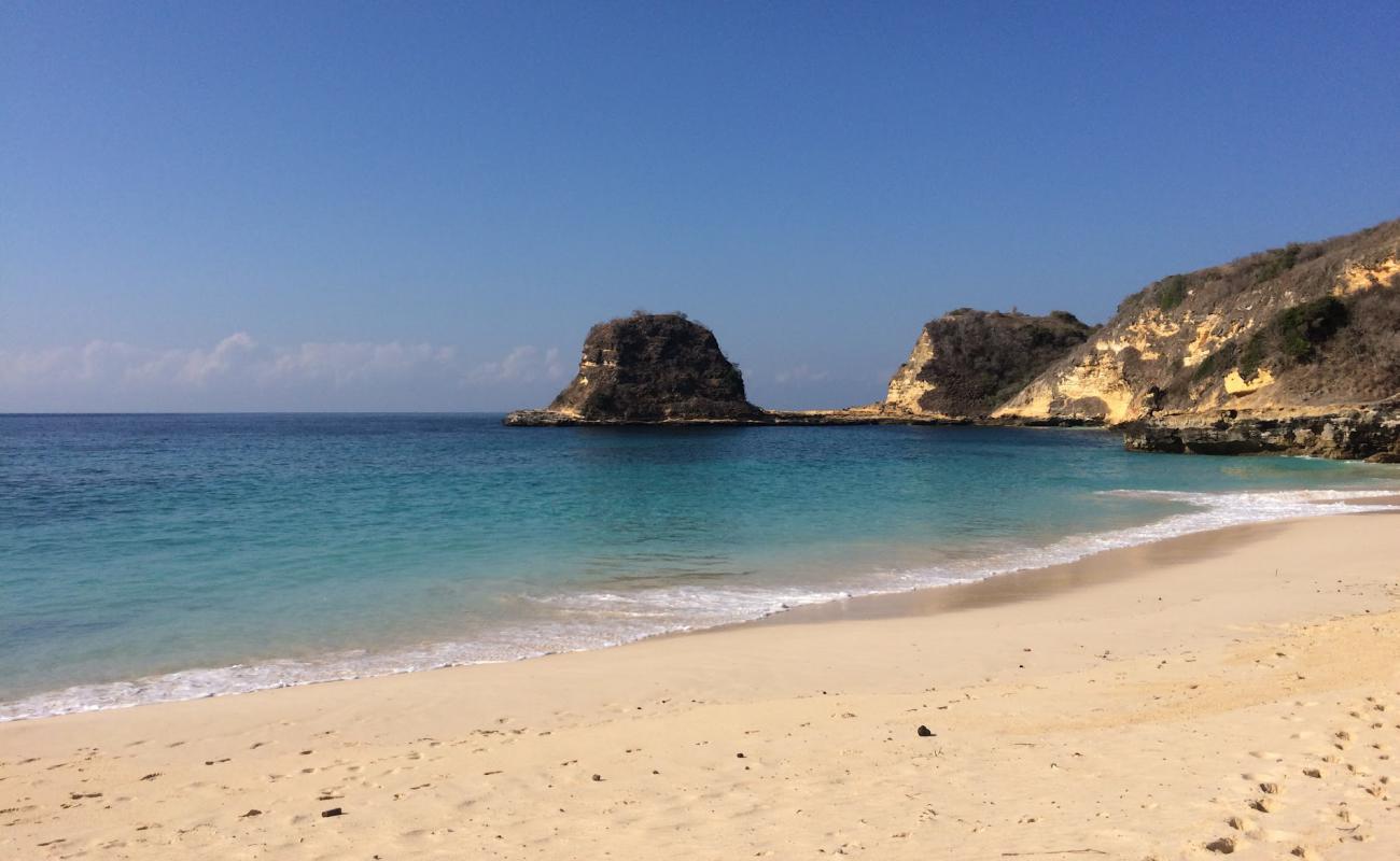 Photo de Tanjung Bloam Beach avec sable beige de surface