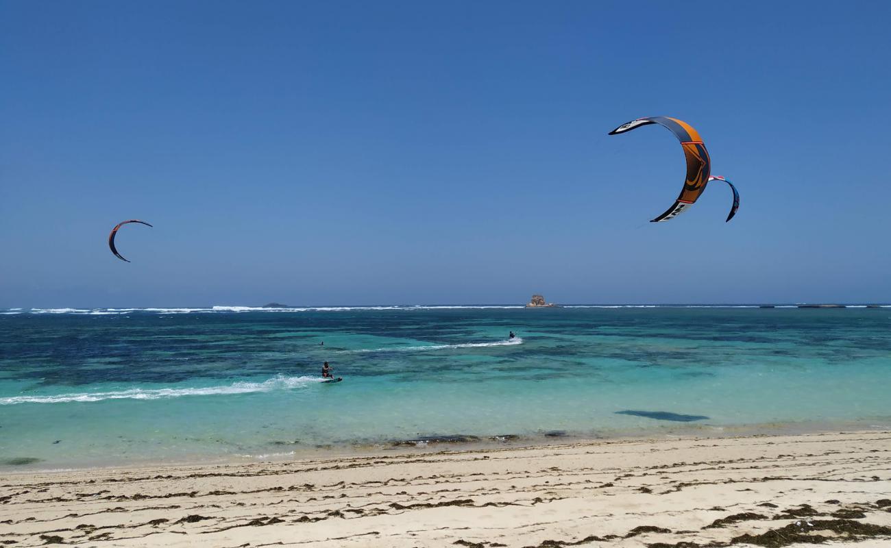 Photo de Kaliantan Beach avec sable lumineux de surface