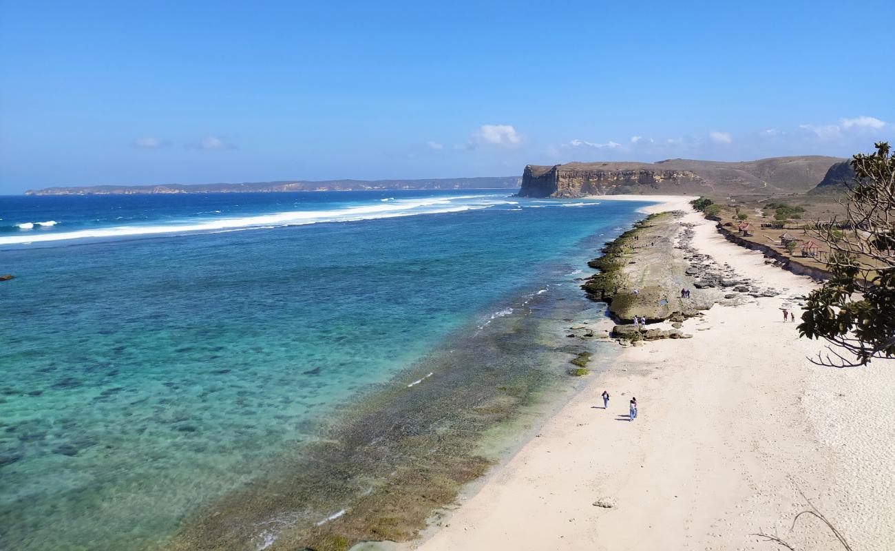 Photo de Kura-kura Beach avec sable beige de surface