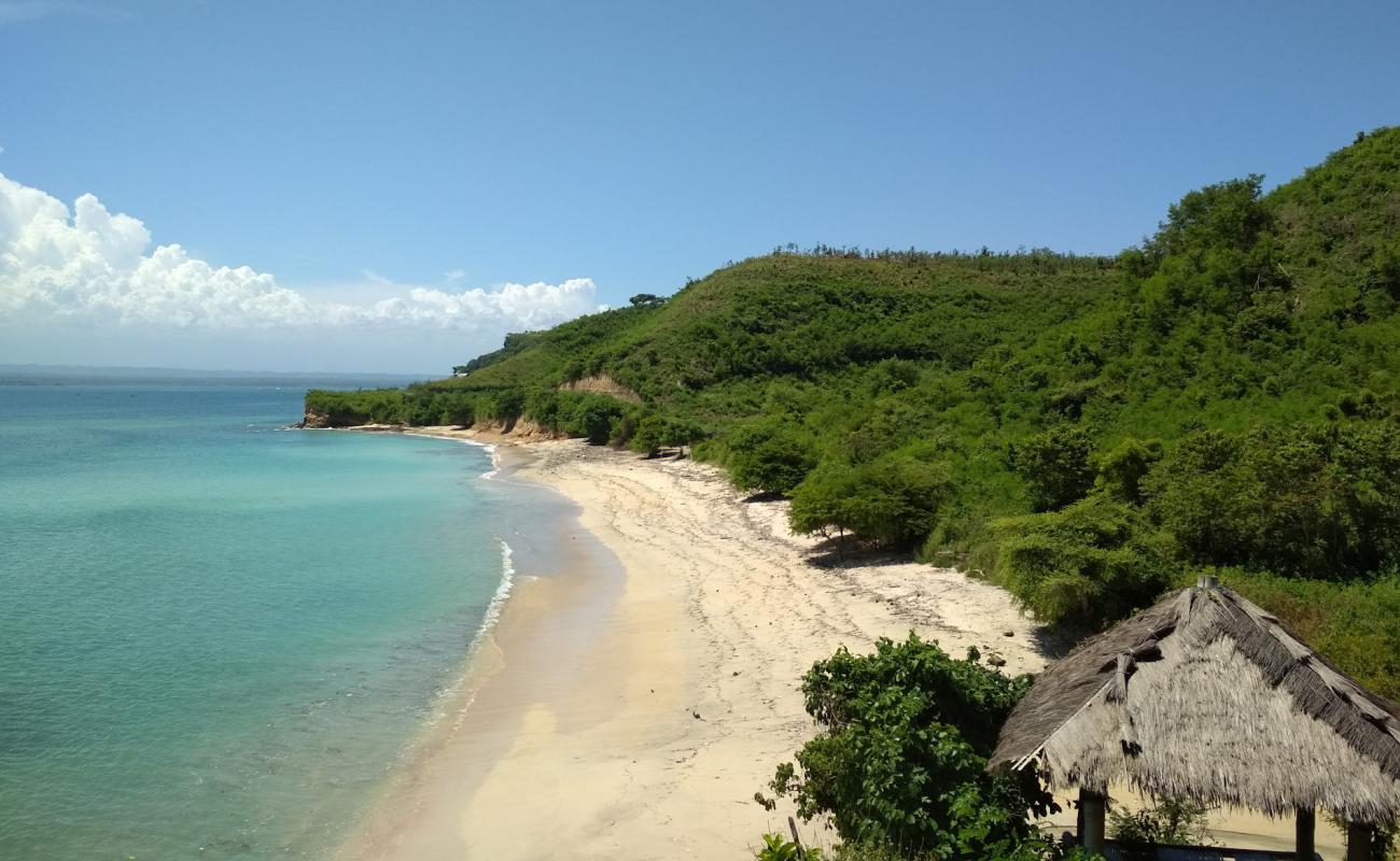 Photo de Rungkang Beach avec sable beige de surface