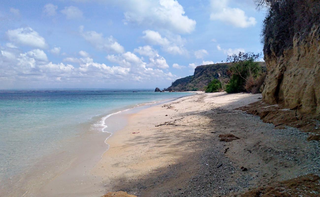 Photo de Batu Jamur Beach avec sable beige de surface