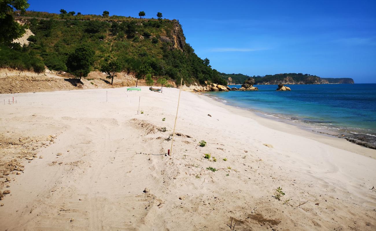 Photo de Bukit Berora Beach avec rivage droit, long