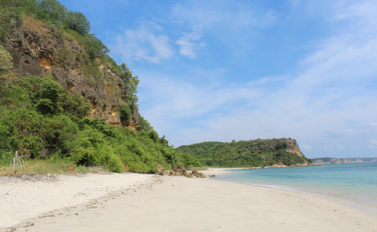 Photo de Ekas Beach avec sable beige de surface