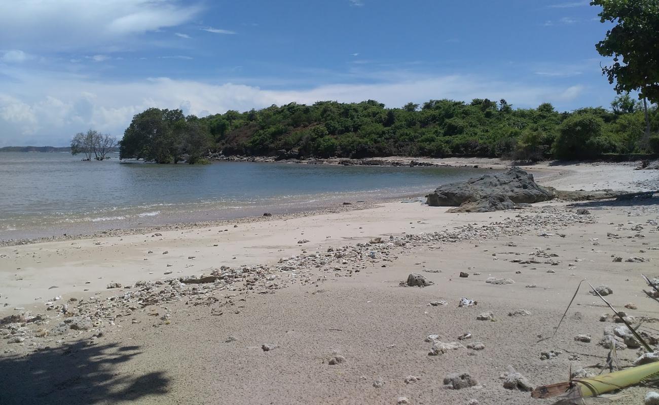 Photo de Ujung Batu Awang Beach avec sable beige de surface