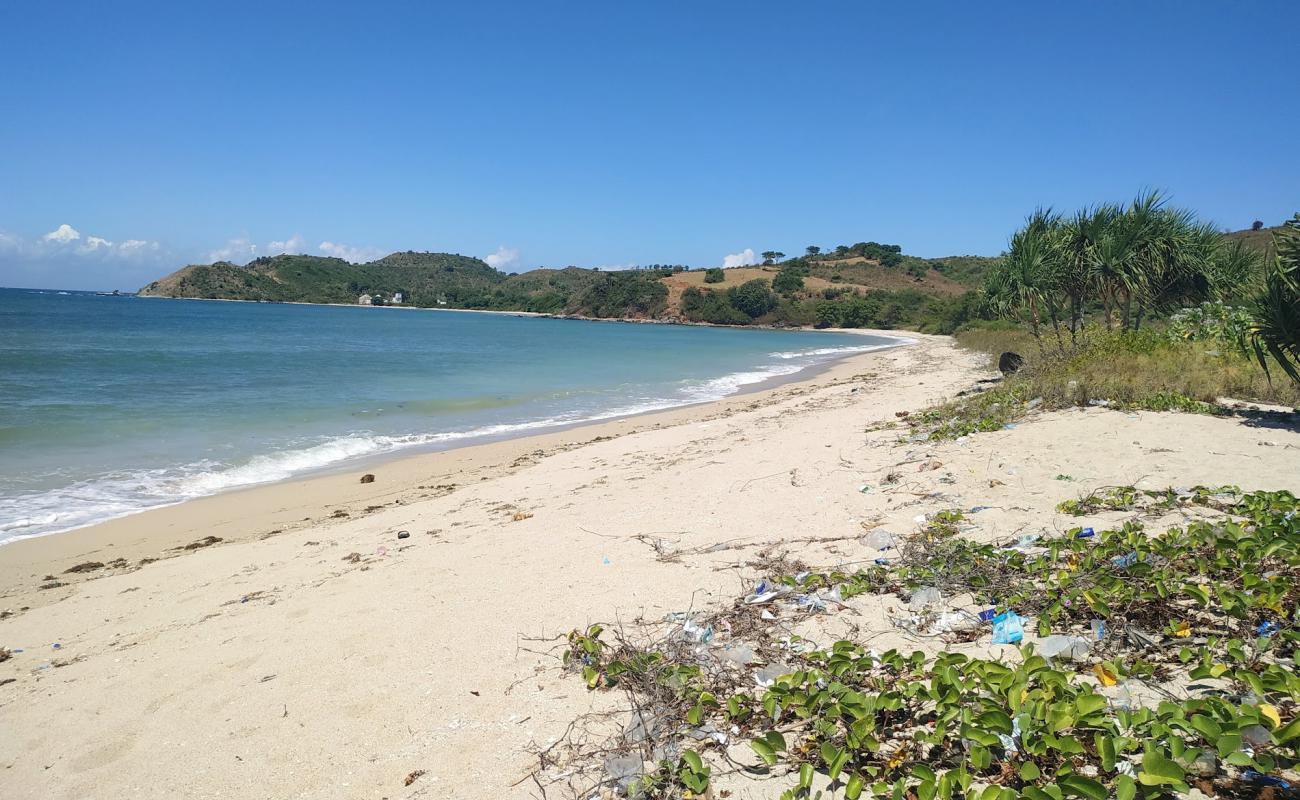 Photo de Sokat Beach avec sable beige de surface