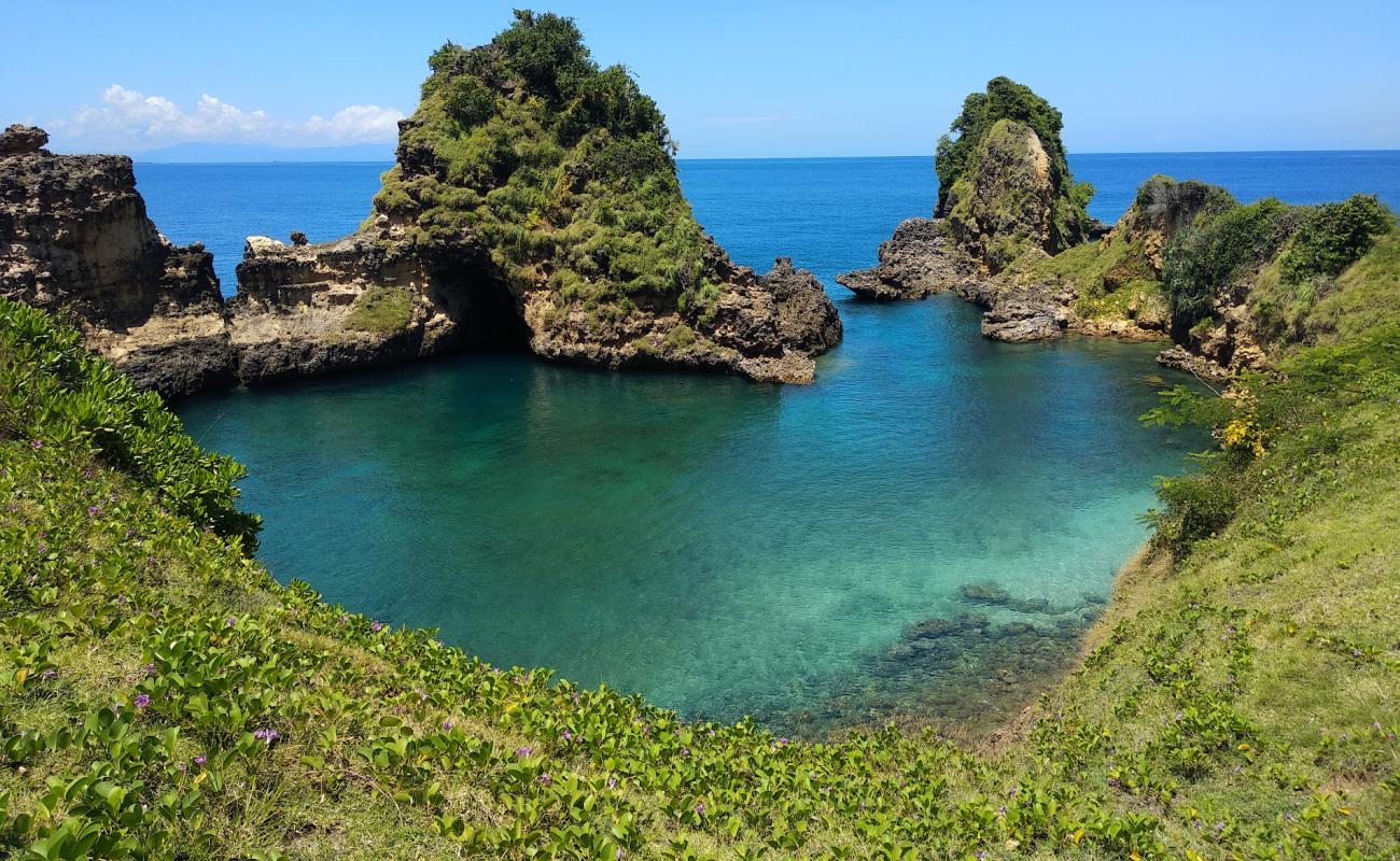 Photo de Sari Goang Beach avec sable beige & pierres de surface
