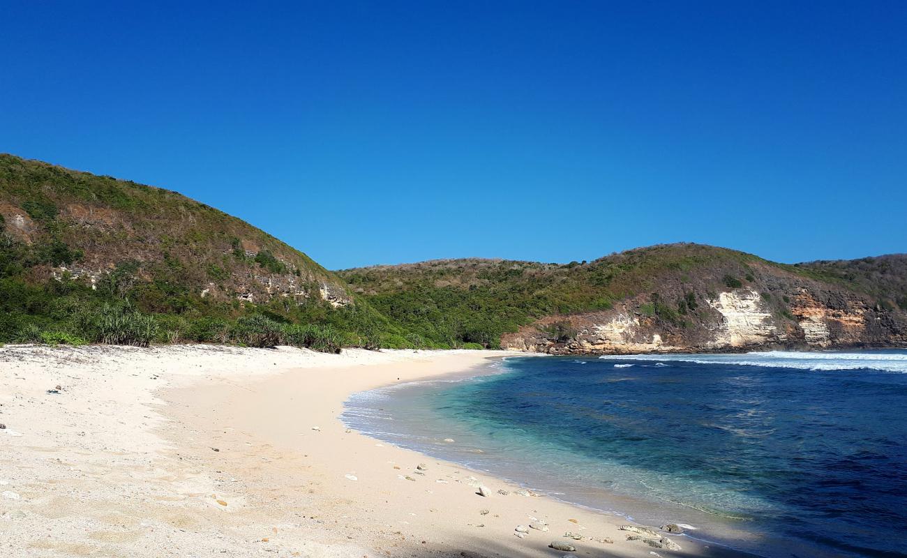 Photo de Teluk Ujung Beach avec sable beige de surface