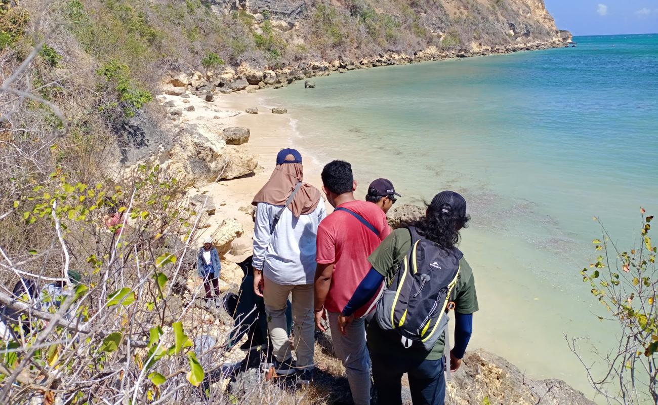 Photo de Batu Jangak Beach avec sable beige & pierres de surface