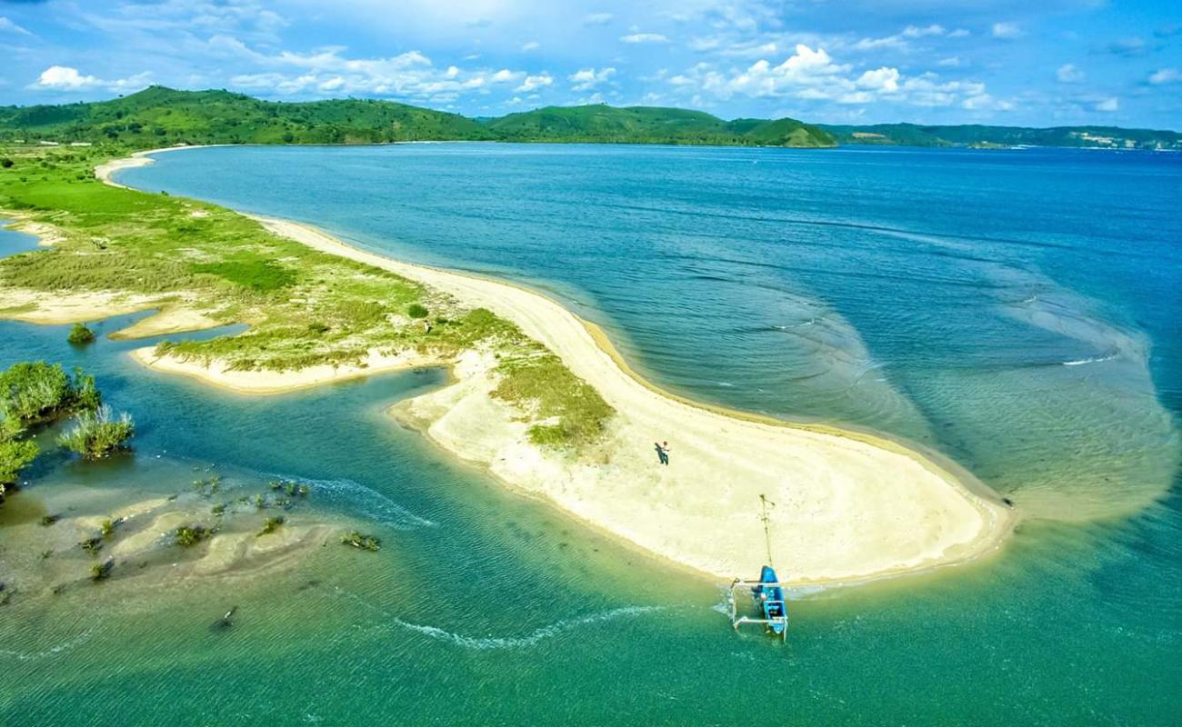 Photo de Batu Berang Beach avec sable beige de surface