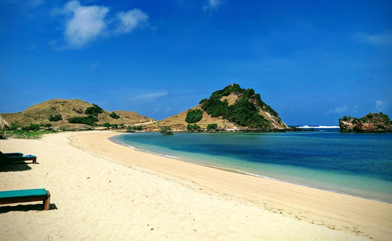 Photo de Seger Mandalika Beach avec sable beige de surface