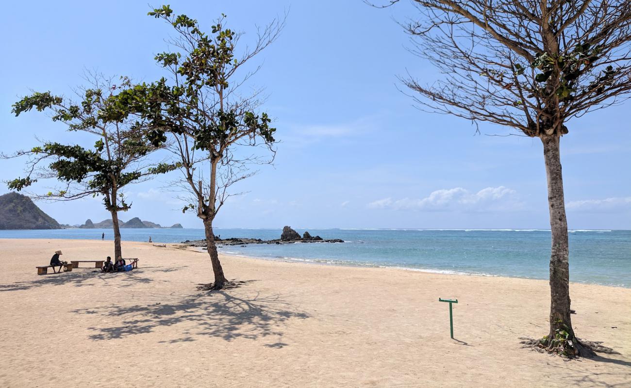 Photo de Kuta Mandalika Beach avec sable beige de surface
