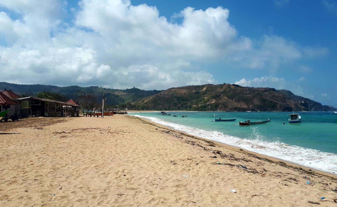 Photo de Areguling Beach avec sable beige de surface
