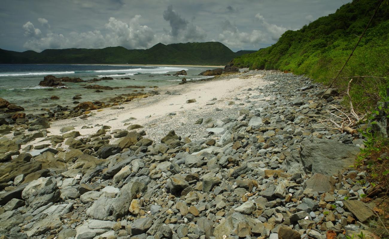 Photo de Batu Bereng Beach avec sable beige & pierres de surface