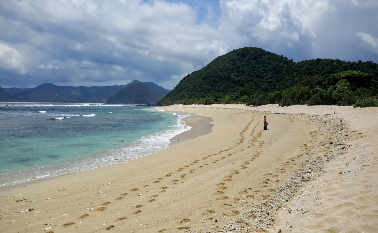 Photo de Mawi Beach avec sable beige de surface