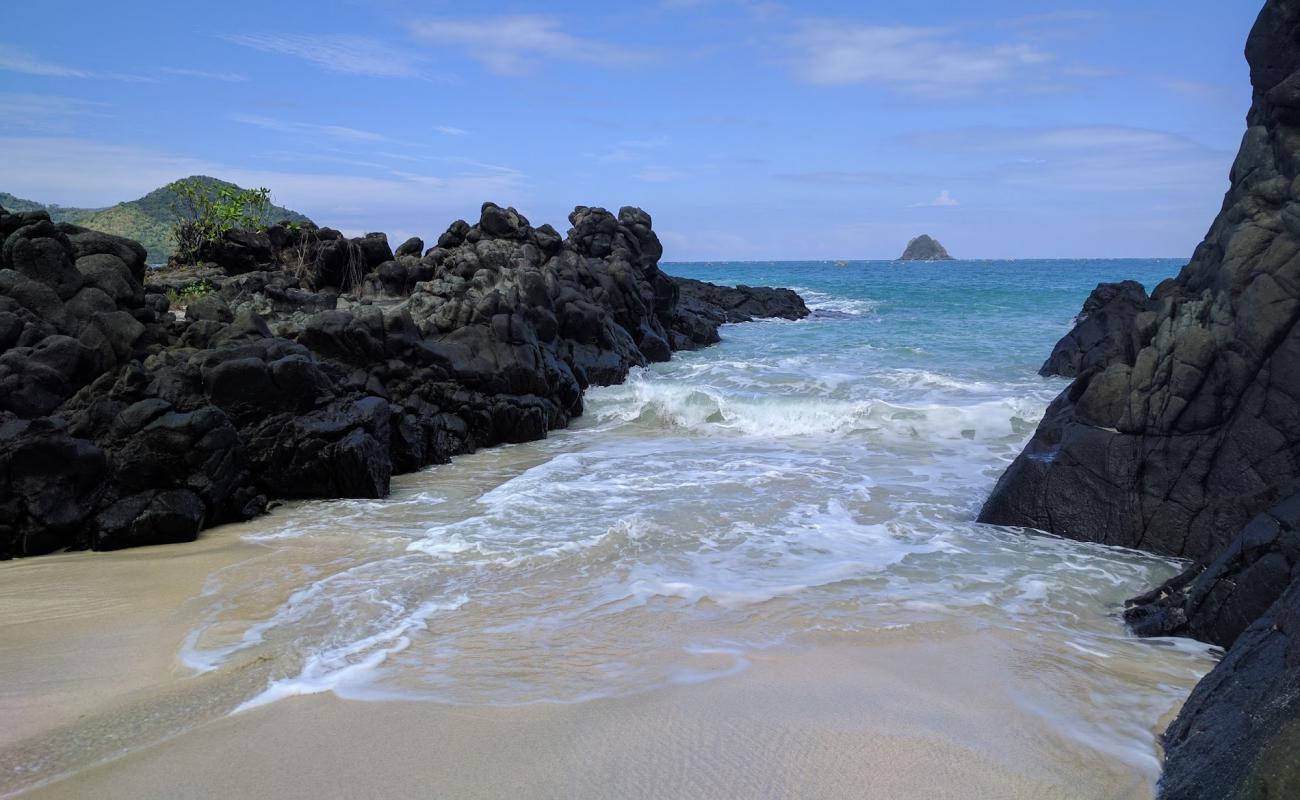 Photo de Kecil Beach avec sable fin blanc de surface