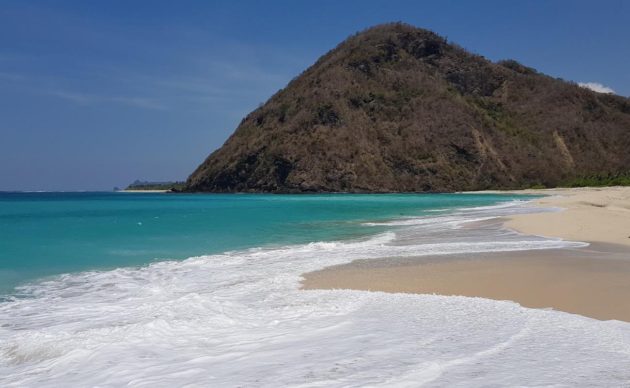 Photo de Tomang-Omang Beach avec sable fin blanc de surface