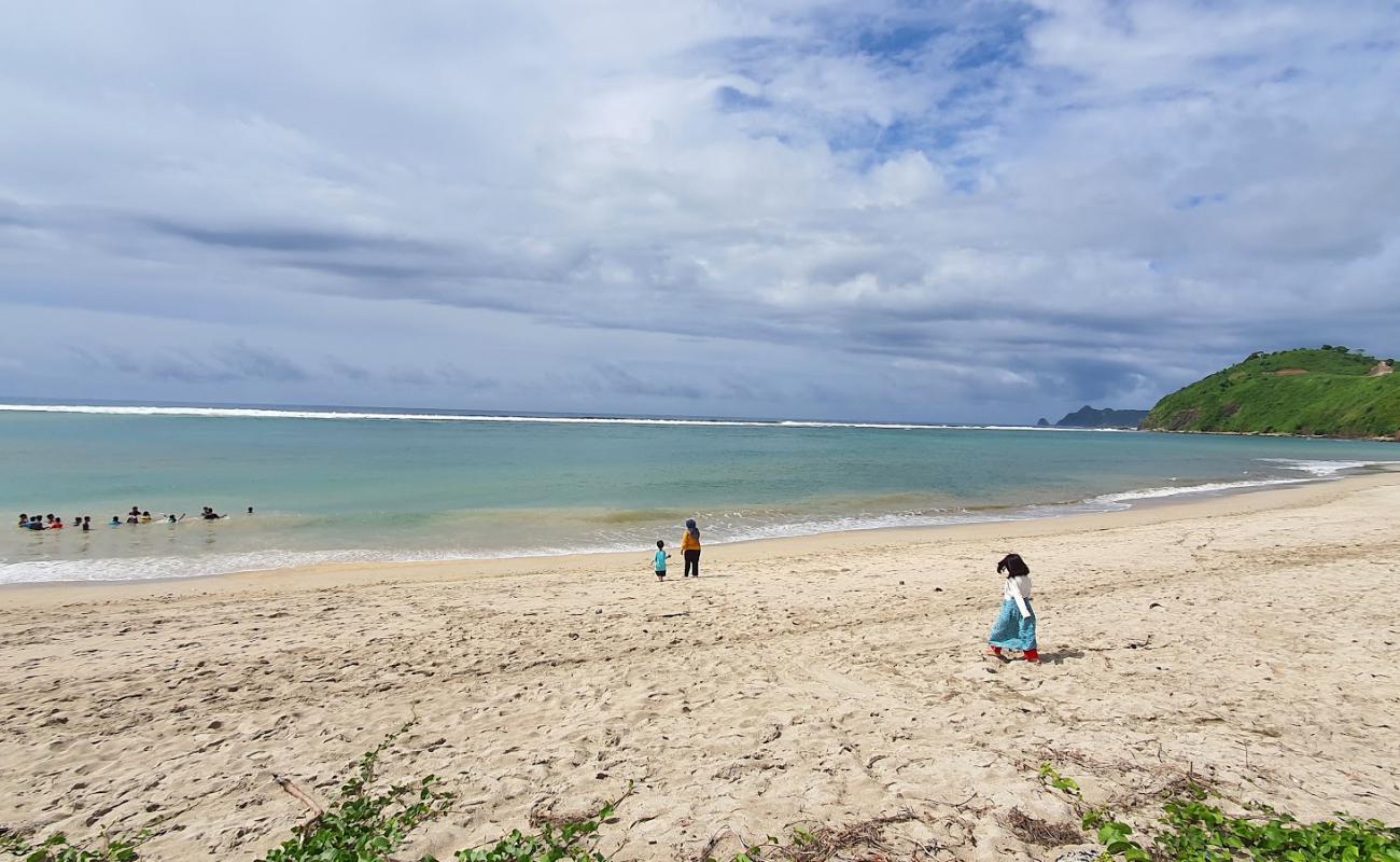 Photo de Torok Beach avec sable lumineux de surface