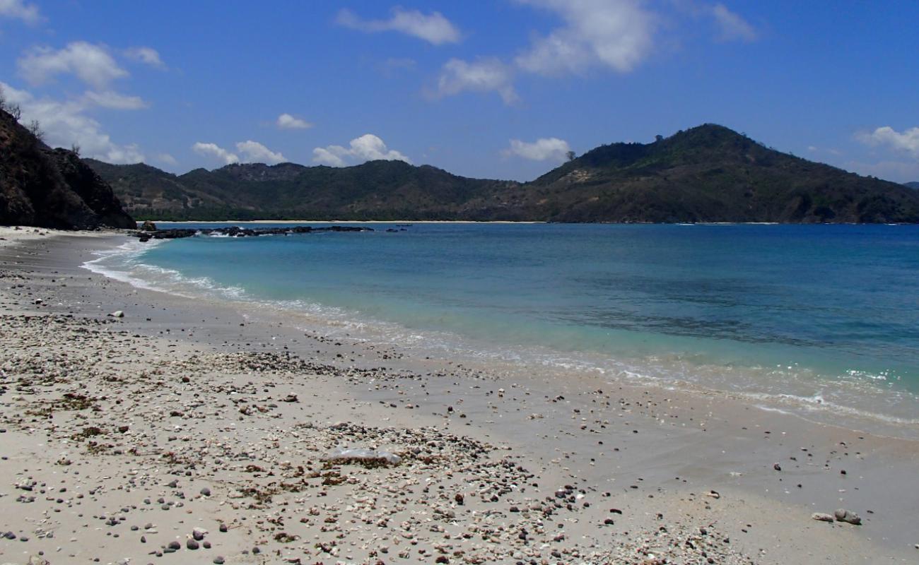 Photo de Panggang Beach avec sable lumineux de surface